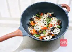 Illustration of how to make lotus pond stir-fry 10