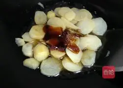 Illustration of braised potatoes in oyster sauce 4
