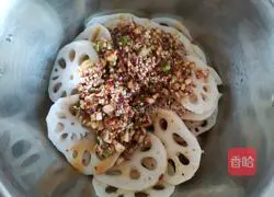 Illustration of how to make spicy lotus root slices 12