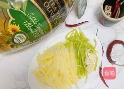 Illustration of how to make spicy and sour potato shreds 1