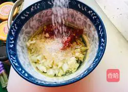 Illustration of how to steam enoki mushrooms with garlic chili sauce 3