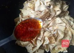 Illustration of how to make spicy cumin dried tofu 17