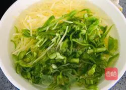 Illustration of how to make green pepper and potato shreds 1