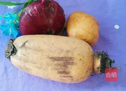 Illustration of how to stir-fry potatoes with onions and lotus root 1