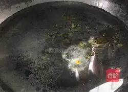 Illustration of how to stir-fry king oyster mushrooms with carrots 4