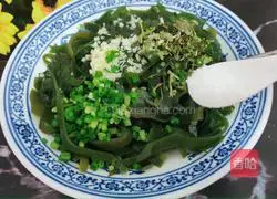 Illustration of how to make garlic kelp shreds 6