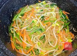 Illustration of how to stir-fry vermicelli with spinach and bean sprouts 6