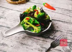 Illustration of how to make broccoli mixed with black fungus 14