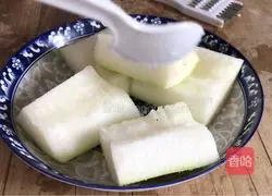 Garlic Illustration of how to make steamed winter melon with red oil and spicy sauce 3
