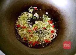 Illustration of how to stir-fry Shanghai greens 3