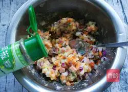 Illustration of how to make onion and potato pancakes 15