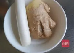 Illustration of how to stir-fry cucumbers and green peppers until fragrant 2