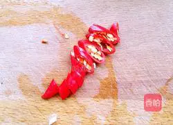 Illustration of how to make spicy fried kelp 1