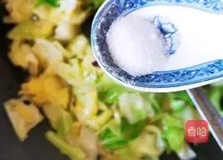 Illustration of how to make hand-shredded cabbage 6