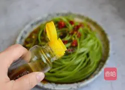 Illustration of how to make cold garlic moss 8