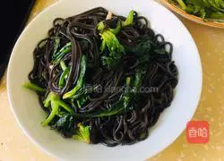 Illustration of how to make spinach with fern root powder 5