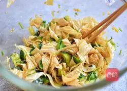 Illustration of how to make cold cucumber and tofu skin 5