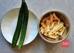 Delicious, nutritious and weight-loss cucumber soup Illustration of how to make yuba soup 1