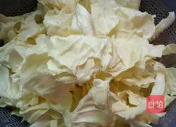 Illustration of how to make hand-shredded cabbage 3
