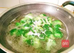 green Illustration of how to make red flowers 4