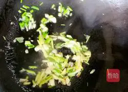 Super delicious and nutritious lily peanut rice stir-fried lotus root diced illustration 5