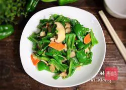 Illustration of how to stir-fry mushrooms with green pepper 14