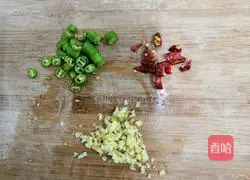 Illustration of how to pour oyster sauce 5