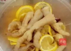 Illustration of how to soak chicken feet 8