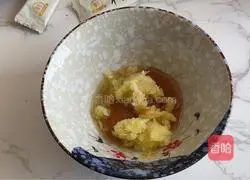 Illustration of how to mix lotus root with minced ginger 3