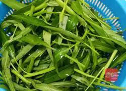 Illustration of how to make stir-fried water spinach 1