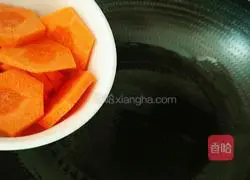 How to stir-fry mustard greens with carrots Illustration 4