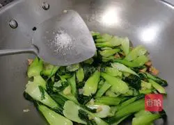 Illustration of how to stir-fry Xiaotang vegetables with lard residue 9