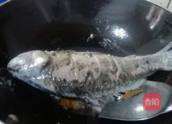 Illustration of how to make shredded radish and crucian carp soup 7