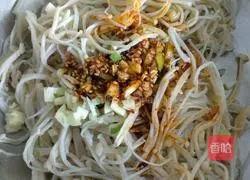 Illustration of how to make red oil enoki mushrooms 6