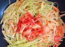 Illustration of how to make spicy cabbage with vinegar and three shredded vegetables 7