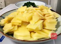 Illustration of how to make braised potato slices 1