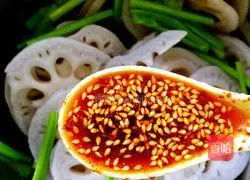 Illustration of how to make spicy cold lotus root slices 5