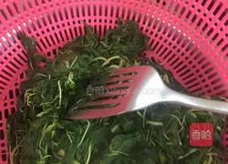 Illustration of how to make Chaoshan special hemp leaves 4