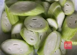 Illustration of how to stir-fry tomatoes and loofah 1