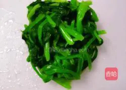 Illustration of how to make spinach with nuts 9