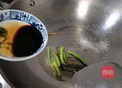 Illustration of how to cook black fungus with green onions 6