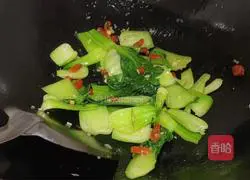 Illustration of how to stir-fry Shanghai greens with wolfberry 9