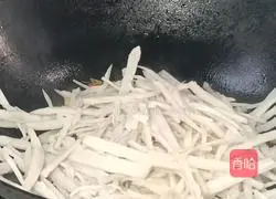  Illustration of how to make spicy and sour shredded lotus root 5