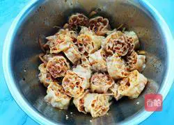 Illustration of how to make cold lotus root with juice-absorbing noodles 9