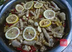 Illustration of how to soak feet and chicken feet in lemon 7