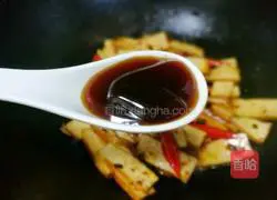 Illustration of how to stir-fry celery and dried celery 8