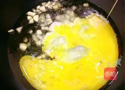 Illustration of how to make scrambled eggs with bean sprouts 3