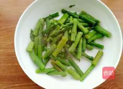 Illustration of how to make asparagus mixed with shrimp 4