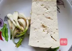 Illustration of how to make steamed tofu with garlic 1
