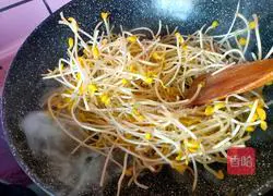 Illustration of how to stir-fry soybean sprouts with pickled vegetables 5